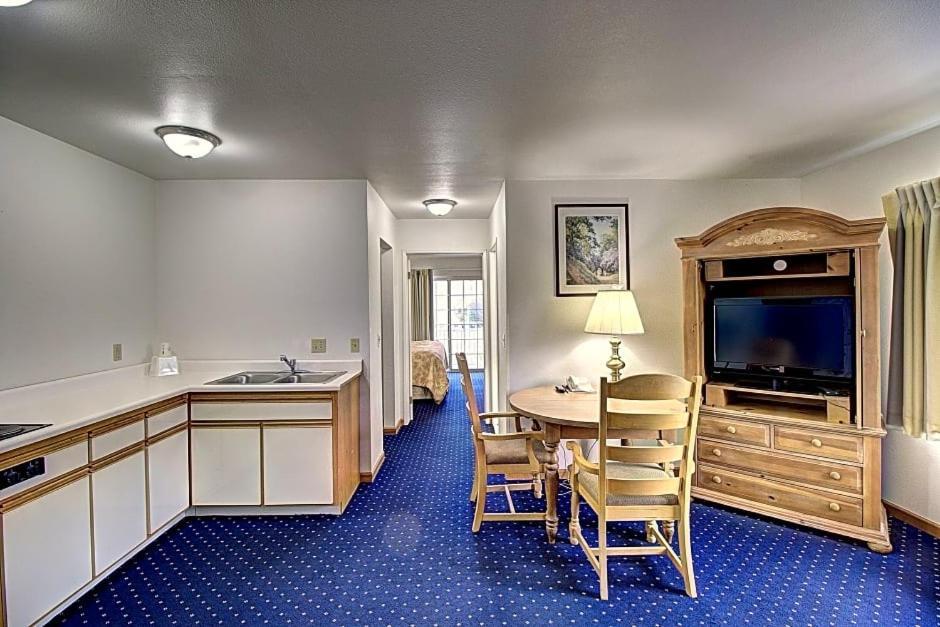 Days Inn & Suites By Wyndham Lolo Exterior foto
